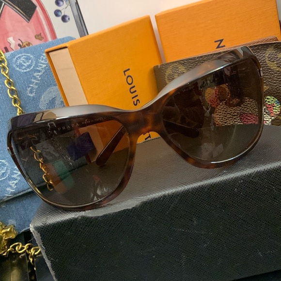 Prada Sunnies with Case - Picture 1 of 7